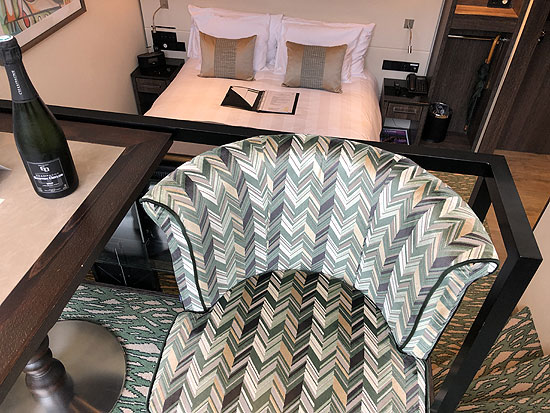 einzigartig sind hier die "Loft " Kabinen im Emerad Deck an Bord der MS Joy, die &uuml;ber eine erh&ouml;hte Plattform und einen Sotzbereich entlang der Au&szlig;enwand des Schiffes verf&uuml;gen (&copy;Foto: Martin Schmitz)